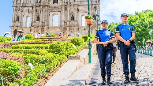 Nas ruas, ao lado de quem visita