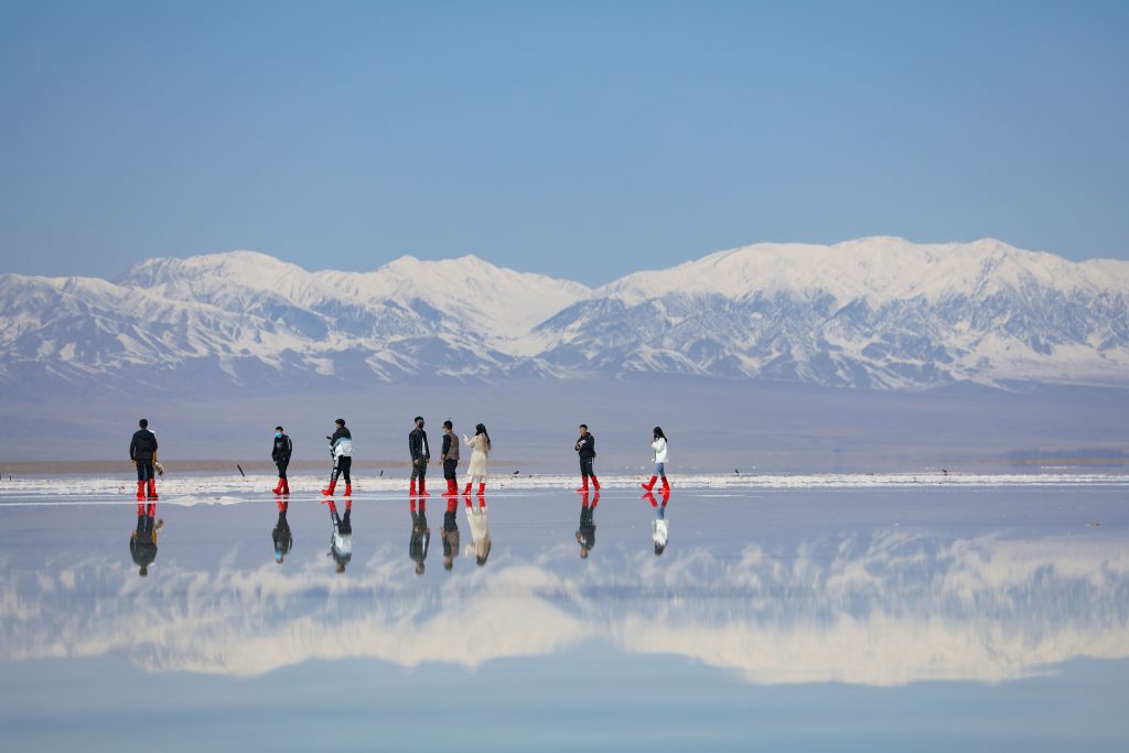 Tourists visit the Caka Salt Lake scenic area ...