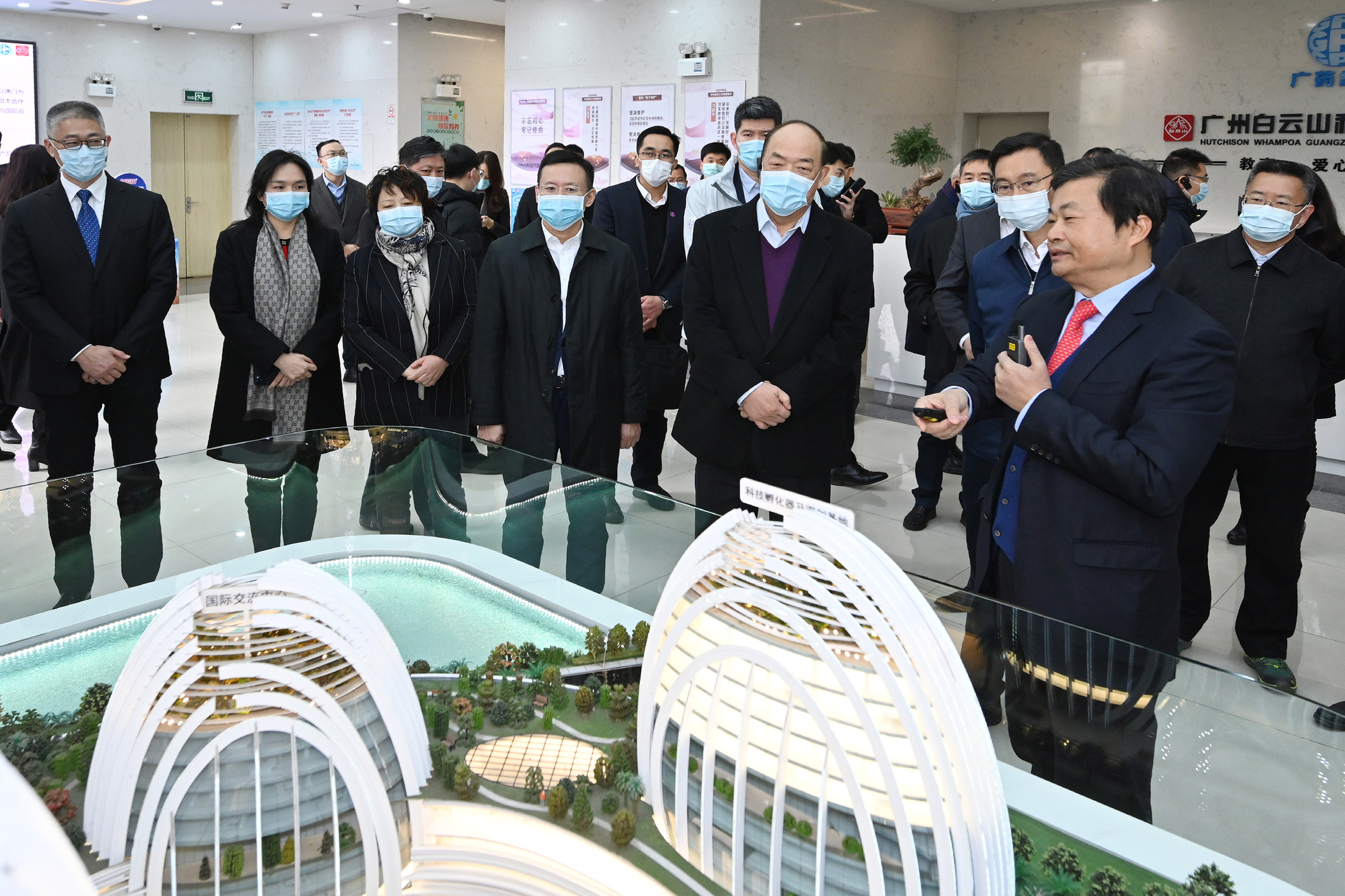 Ho Iat Seng visits a pharmaceutical company