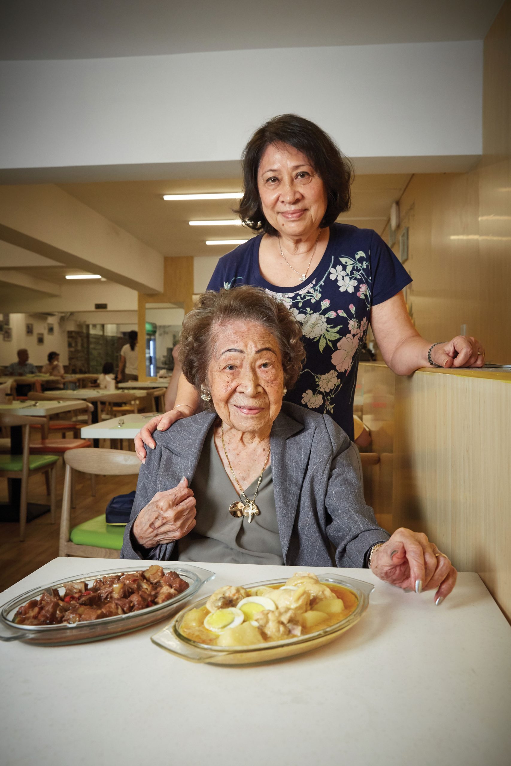 Aida de Jesus (recently deceased) and her daughter Sónia Palmer (standing) at Riquexó restaurant