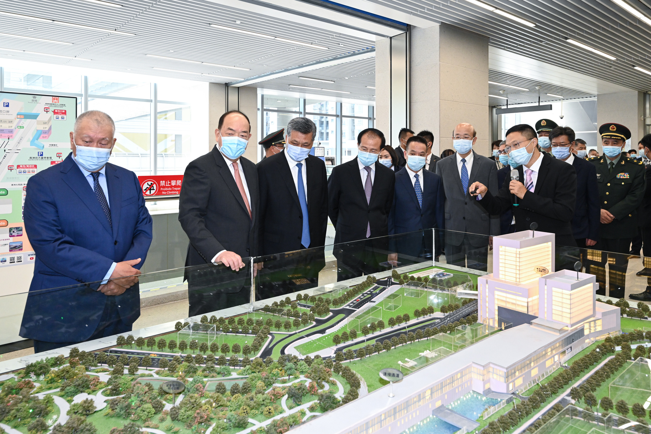 Chief Executive Ho Iat Seng and the Governor of Guangdong Province Ma Xingrui review the plan for areas adjacent to the new Qingmao Checkpoint