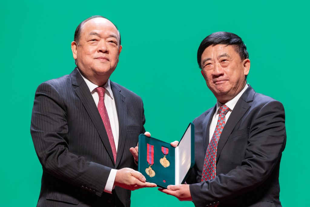 Wang Yitao received the Medal of Merit on behalf of the University of Macau’s State Key Laboratory of Quality Research in Chinese Medicine