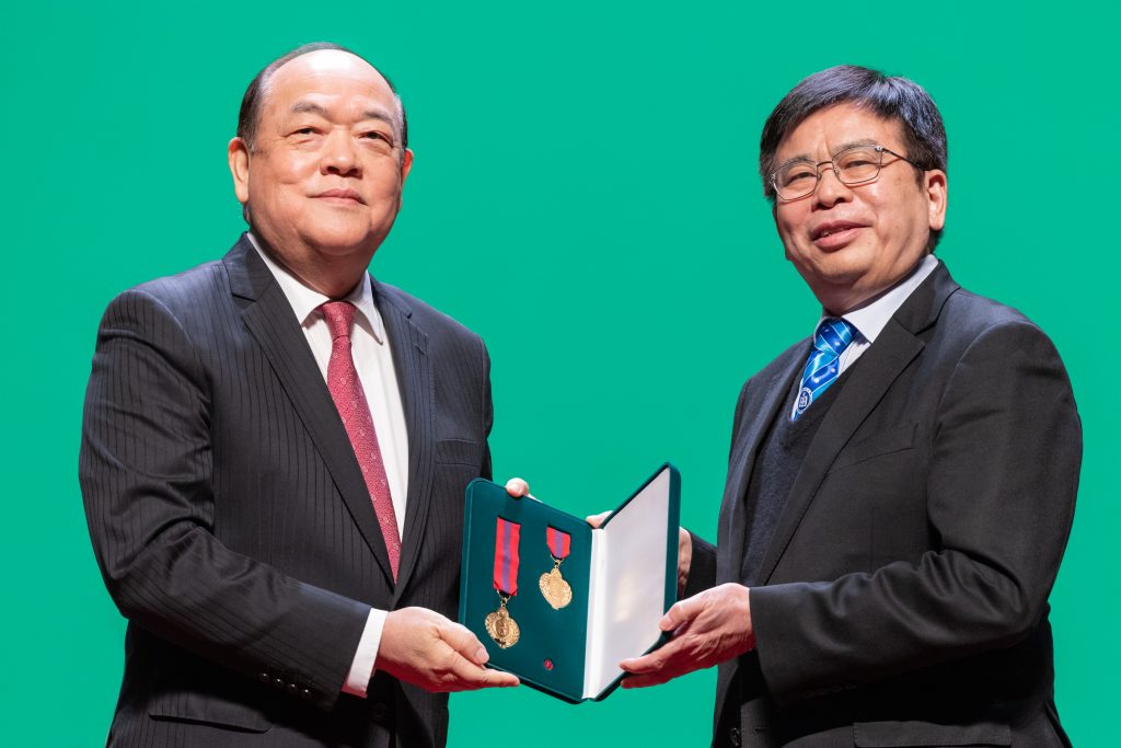 Liu Liang, Academician Liu Liang received the Medal of Merit on behalf of the Macau University of Science and Technology’s State Key Laboratory of Quality Research in Chinese Medicine