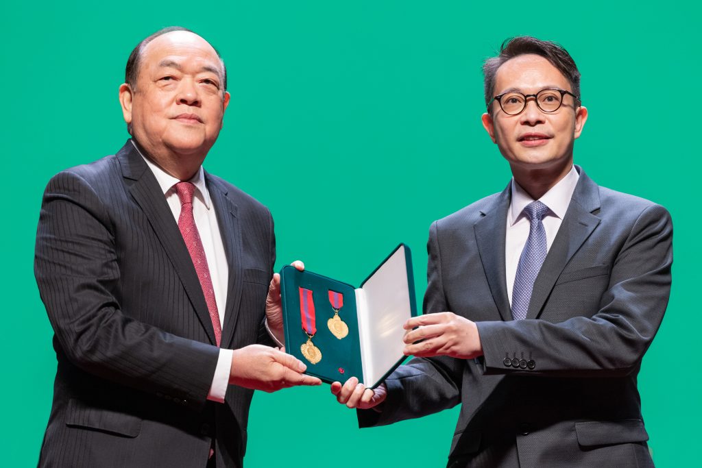 Alberto Lei, The Medal of Merit in Tourism went to the pastry chain store Cinco de Outubro Pastelaria (Macao) with the medal presented to its Vice President Alberto Lei