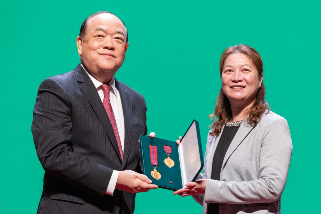 The Medal of Merit in Philanthropy went to the Emergency Department of the Conde de São Januário Hospital Centre, accepted by Lei Choi Chu