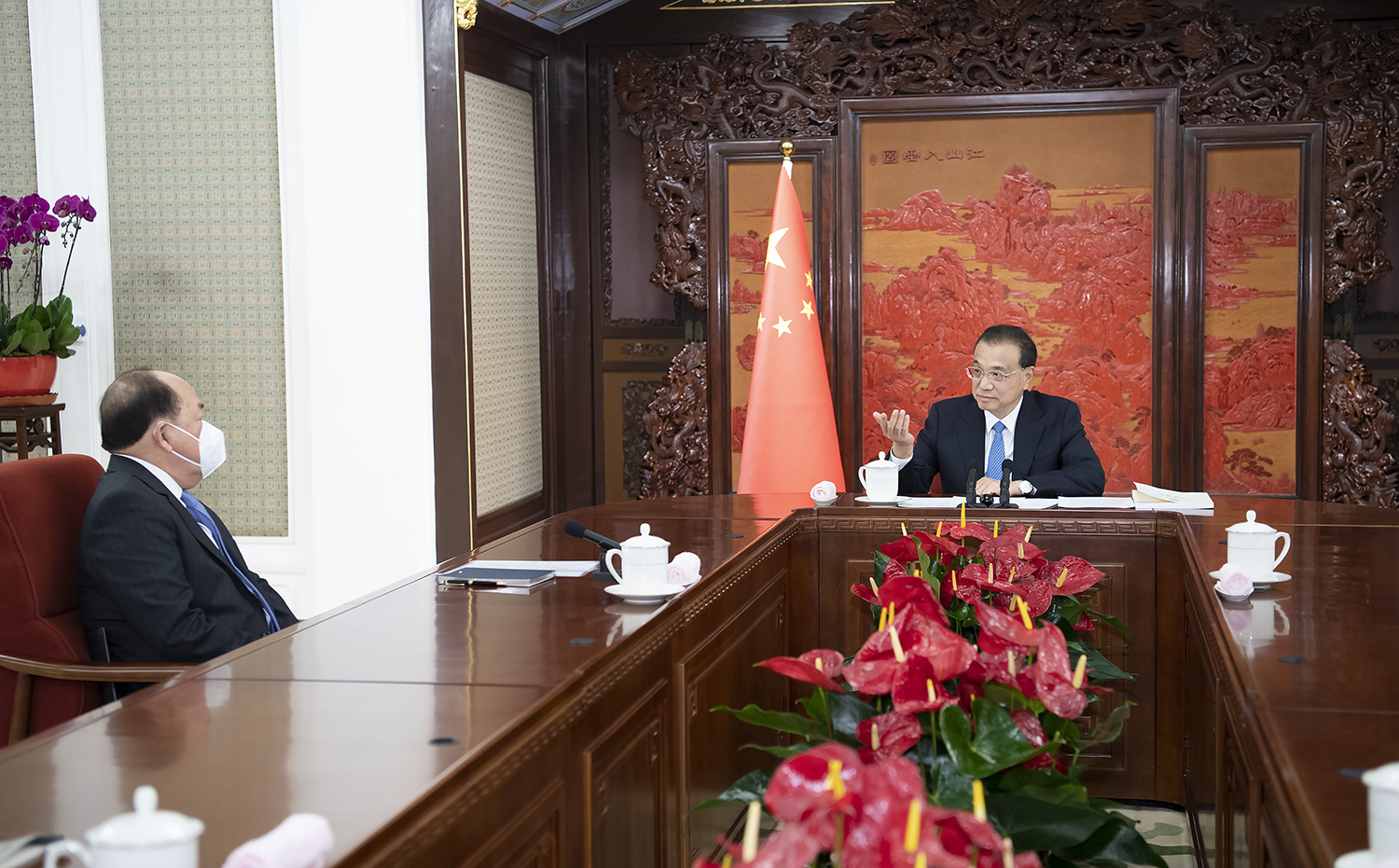 Premier Li Keqiang with Macao Chief Executive Ho Iat Seng during a meeting in Beijing