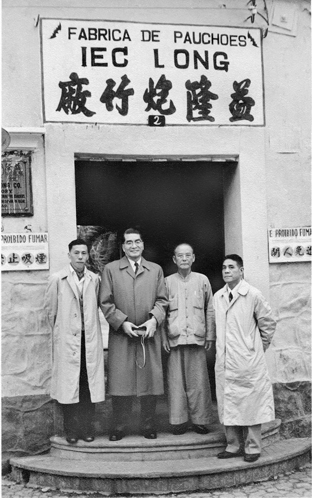 Iec Long’s factory manager Yu Zik Hing (second right) welcomes Kwong Hing Tai’s manager Chan Lam (first left) and other visitors with a group photo at Iec Long’s main entrance, in the 1960s