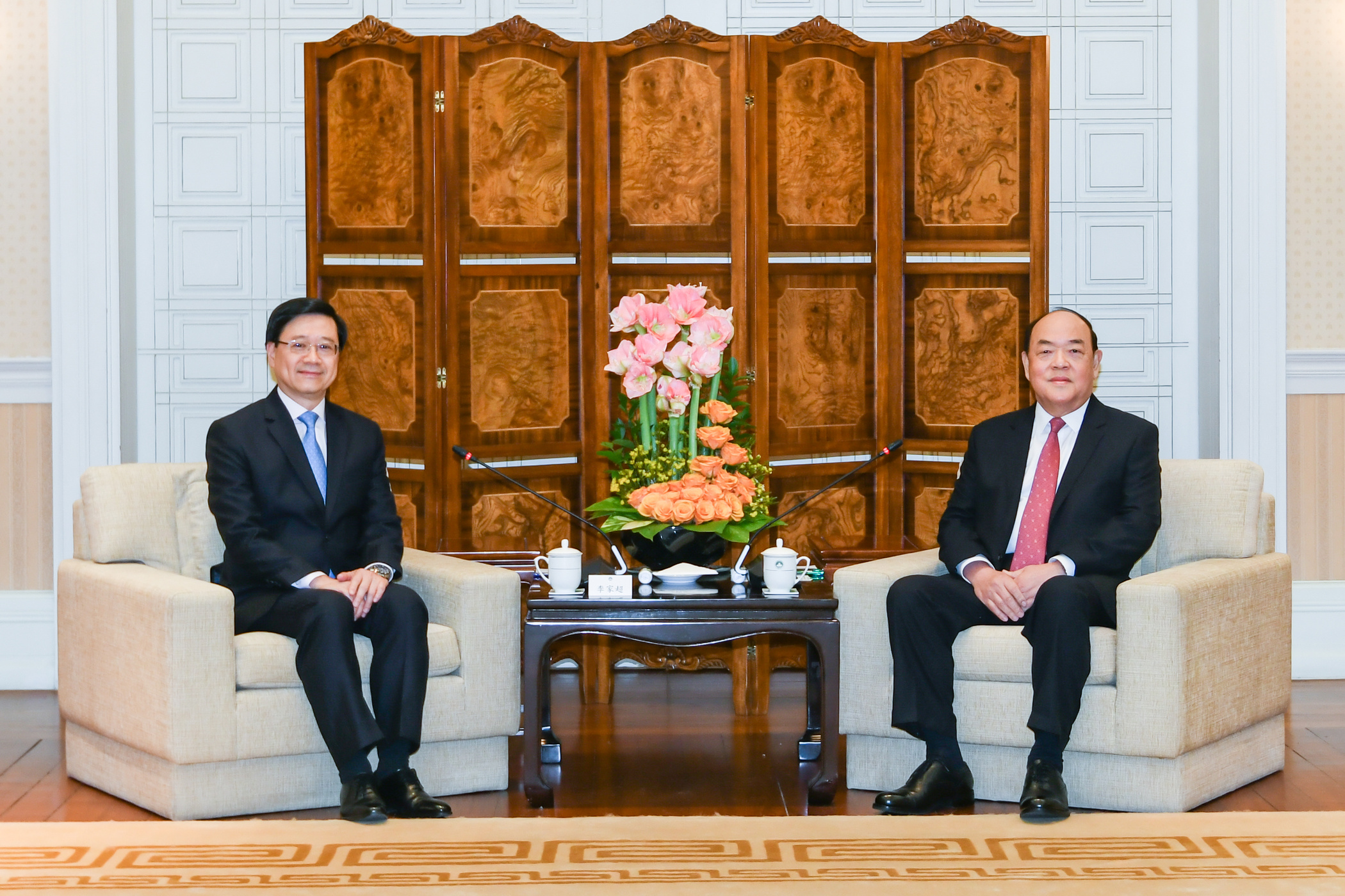 Macao Chief Executive Ho Iat Seng (right) with Hong Kong Chief Executive John Lee Ka-chiu at the Macao Government Headquarters