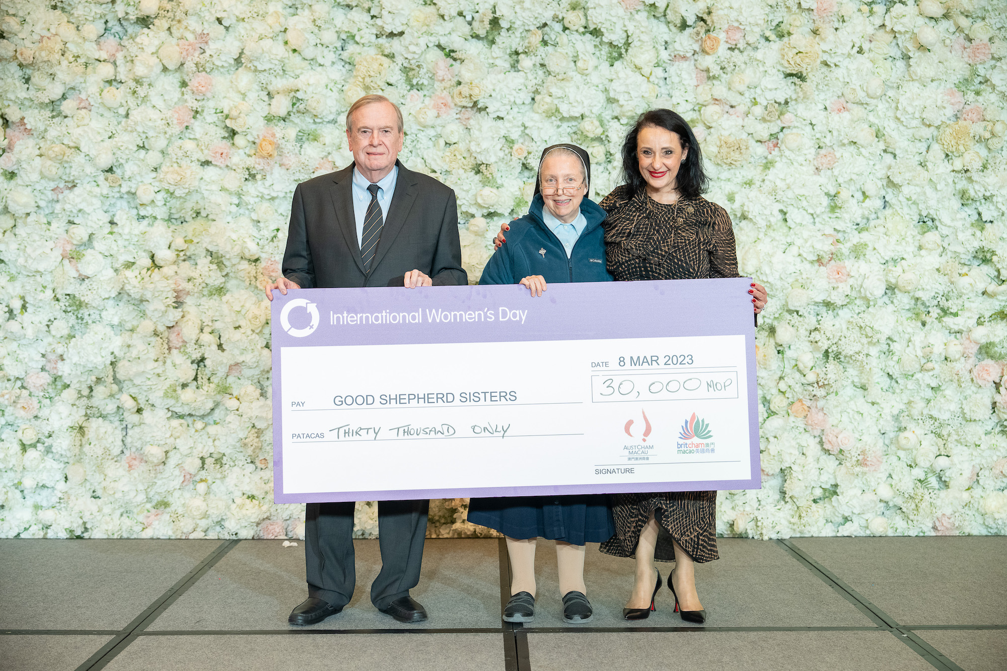 Keith Buckley presents a cheque to the Good Shepherd Sisters with his Australian Chamber of Commerce (AustCham) counterpart, Janet McNab (right)