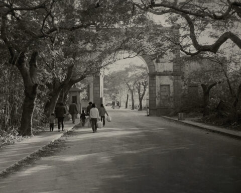 A photograph taken in the 1970s by Lei Chiu Vang depicts the Macao Gongbei Barrier Gate, which has gone through many changes over the past decades