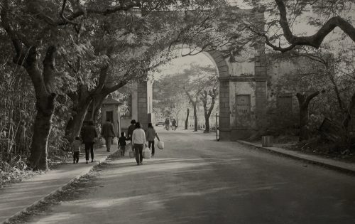 A photograph taken in the 1970s by Lei Chiu Vang depicts the Macao Gongbei Barrier Gate, which has gone through many changes over the past decades