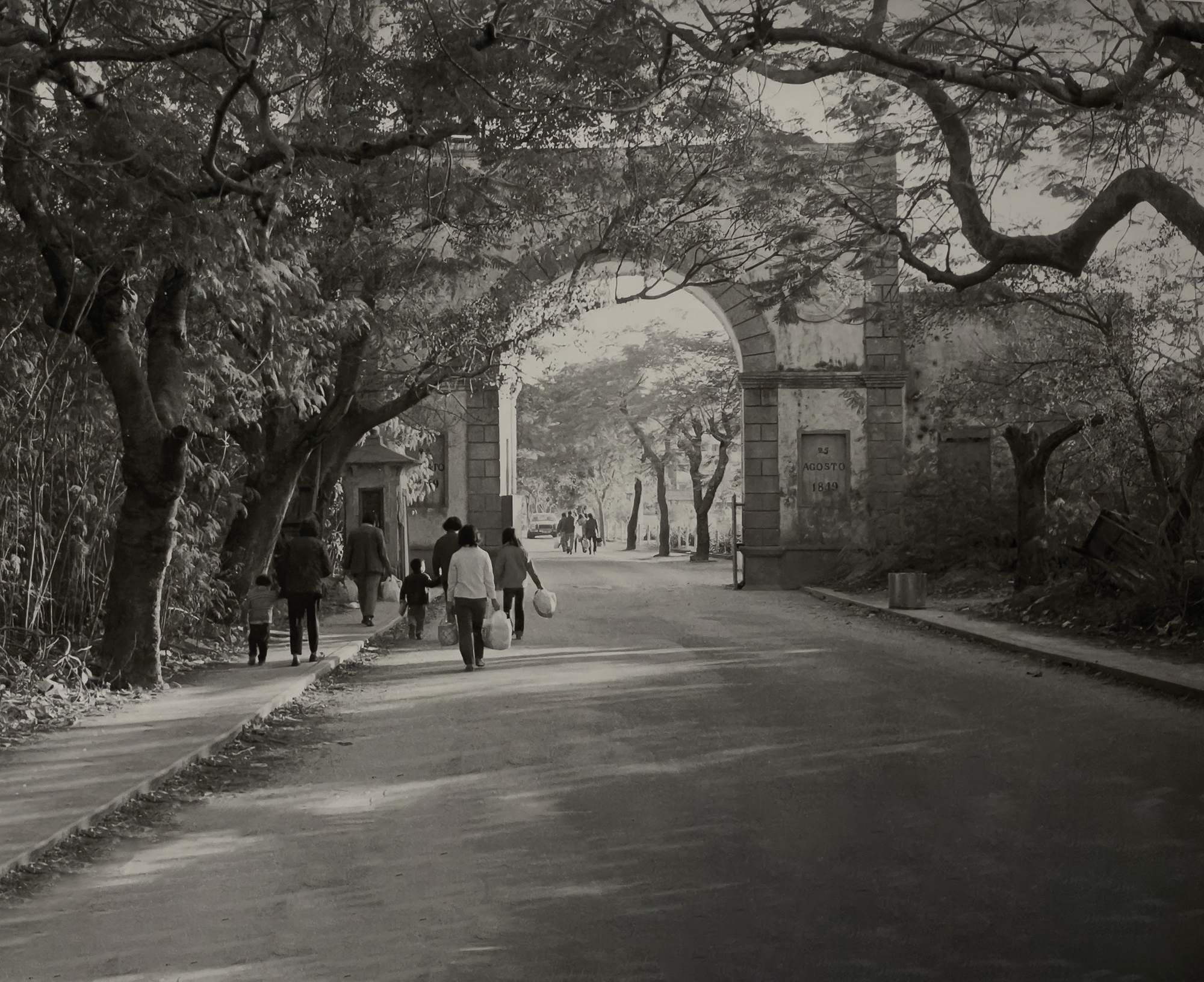 A photograph taken in the 1970s by Lei Chiu Vang depicts the Macao Gongbei Barrier Gate, which has gone through many changes over the past decades