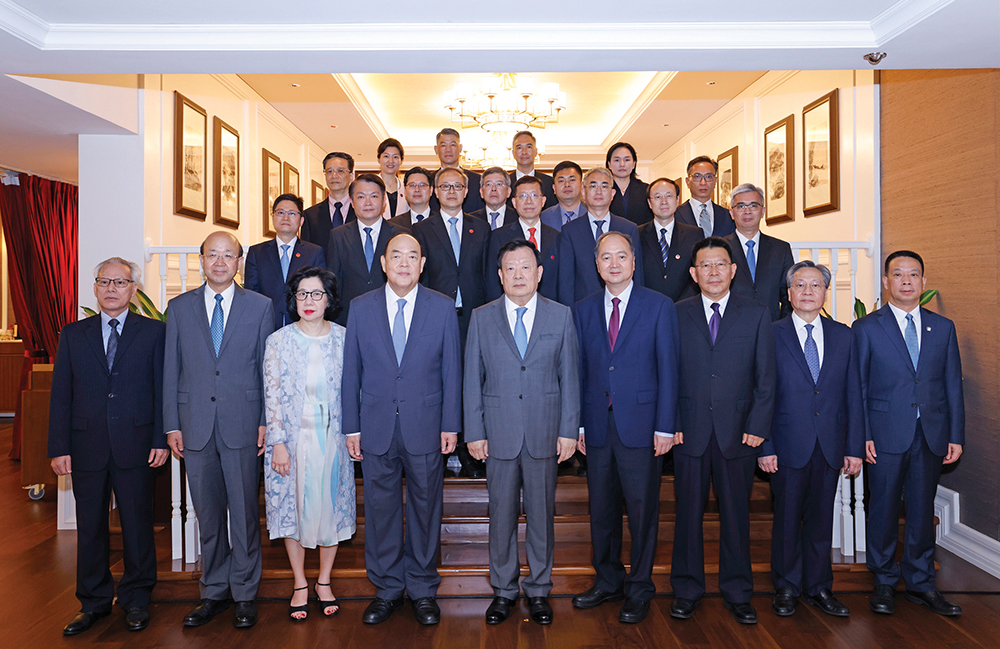 Xia Baolong (centre) with Macao’s Chief Executive, government and top mainland officials in the MSAR