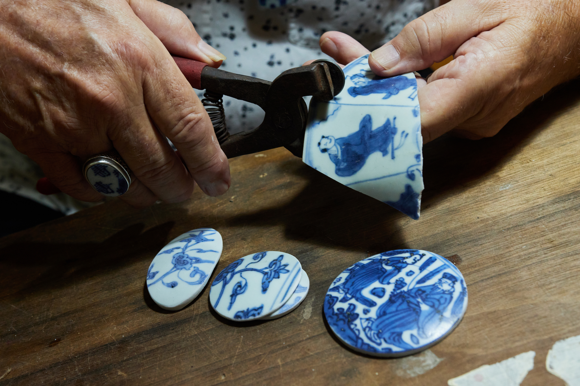 Rongen carefully separtes the shards into individual scenes (left) that can be turned into jewelry