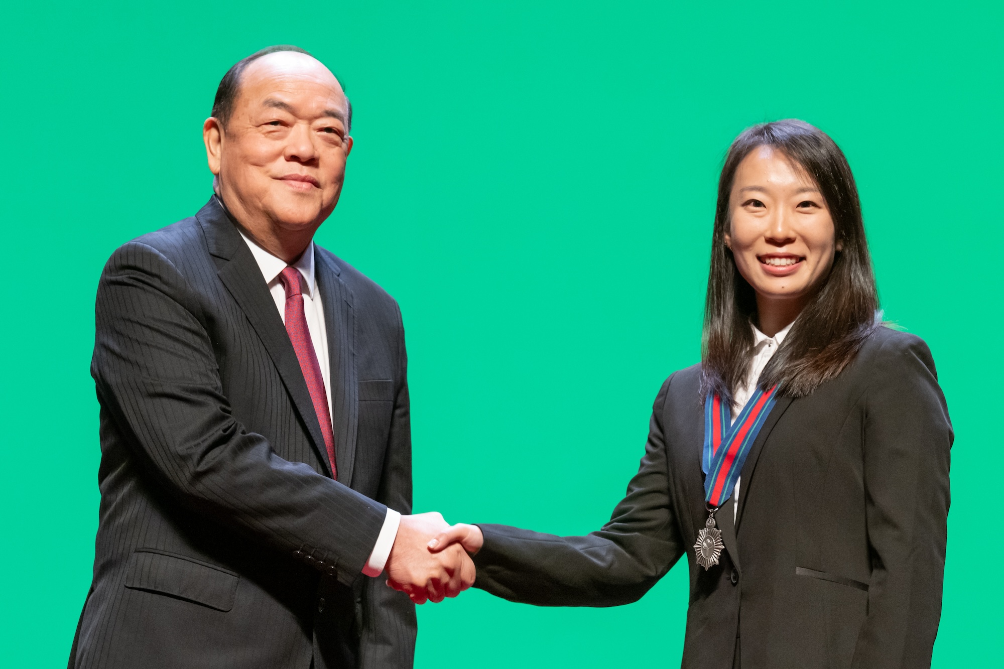 Macao’s Chief Executive Ho Iat Seng presents Li with a Silver Lotus medal for her contribution to the SARs developing sport scene