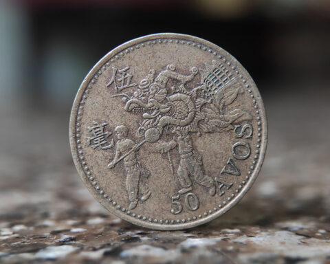 Dragon dancers decorate one side of this 50 avos coin from 1993