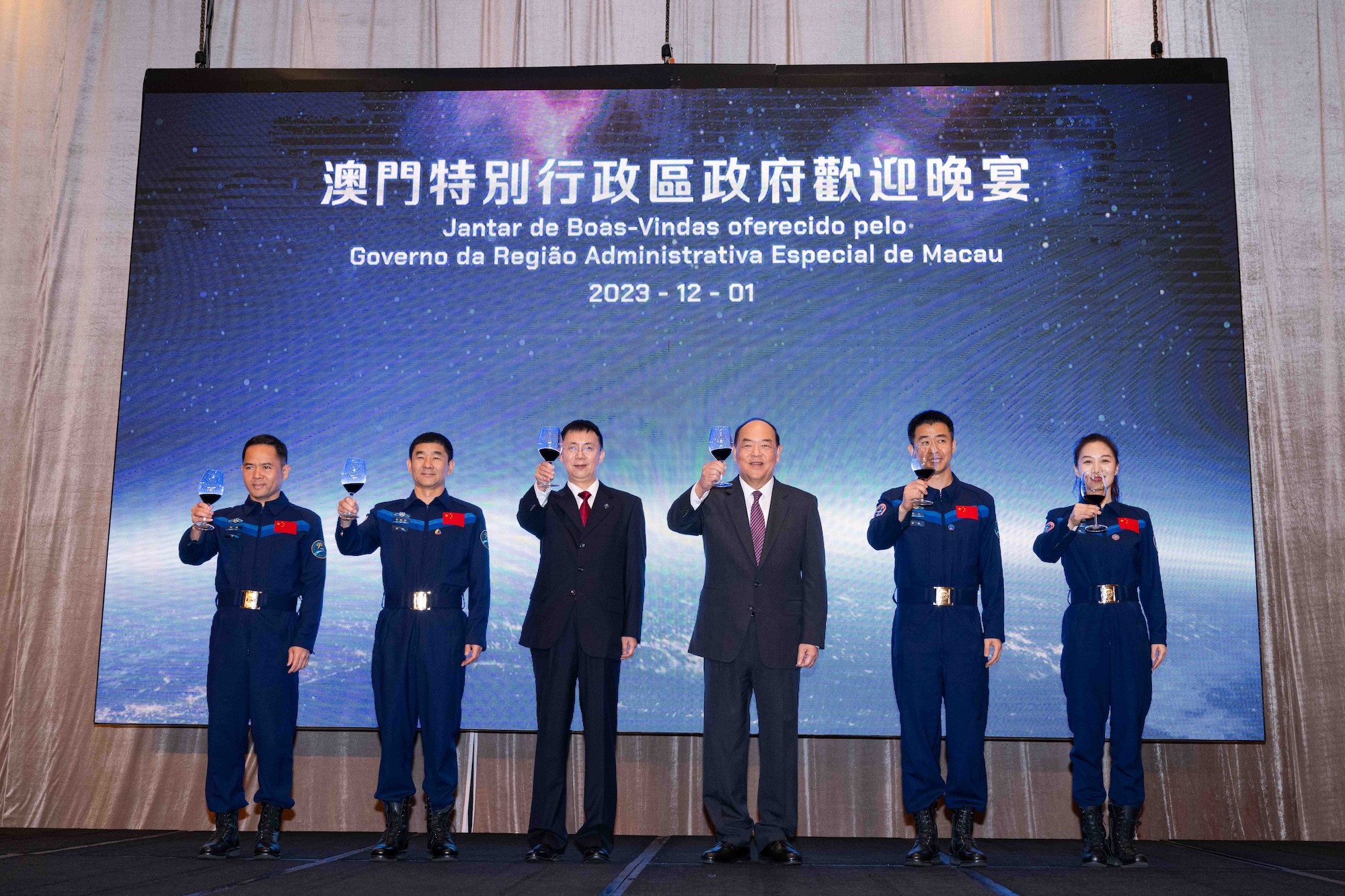 (Opposite page) Chief Executive Ho Iat Seng salutes astronauts Zhang Lu, Liu Boming, Chen Dong and Wang Yaping for their successes in the China space programme
