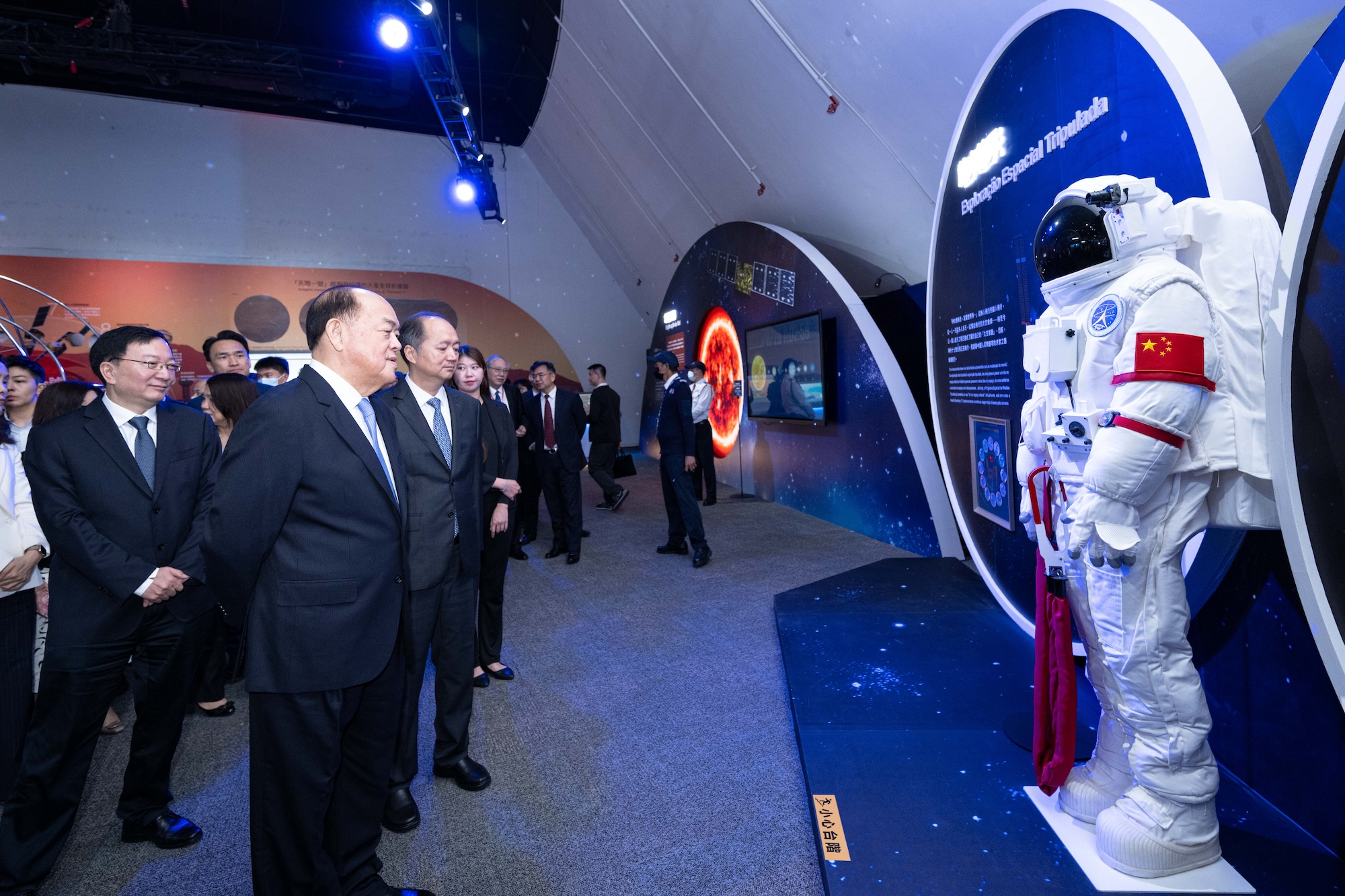 Ho Iat Seng during the visit to an exhibition of China's achievements on space exploration and navigation held in the Macao Science Center