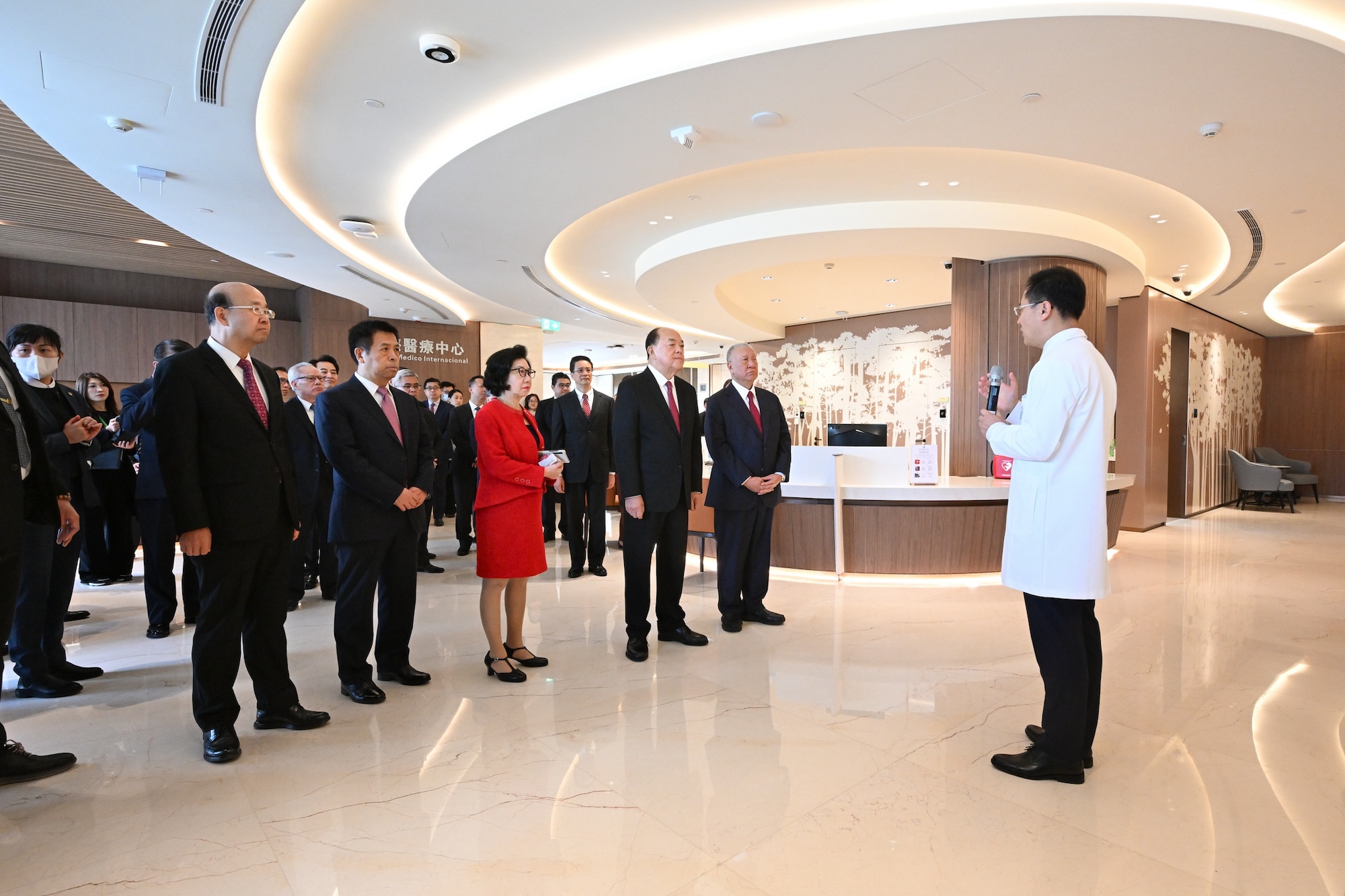 Chief Executive Ho Iat Seng and other guests tour the hospital on 20 December 2023