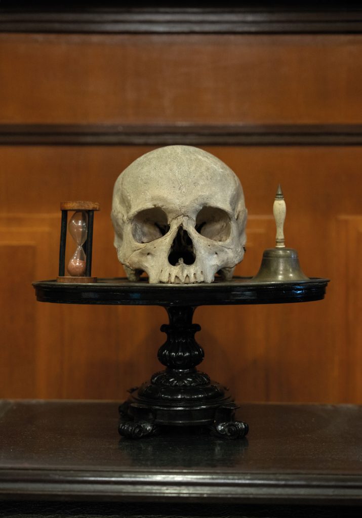 Bishop Belchior Carneiro’s skull was rescued from the fire that destroyed St Paul’s Cathedral in 1835. It now rests in in the Salāo Nobre