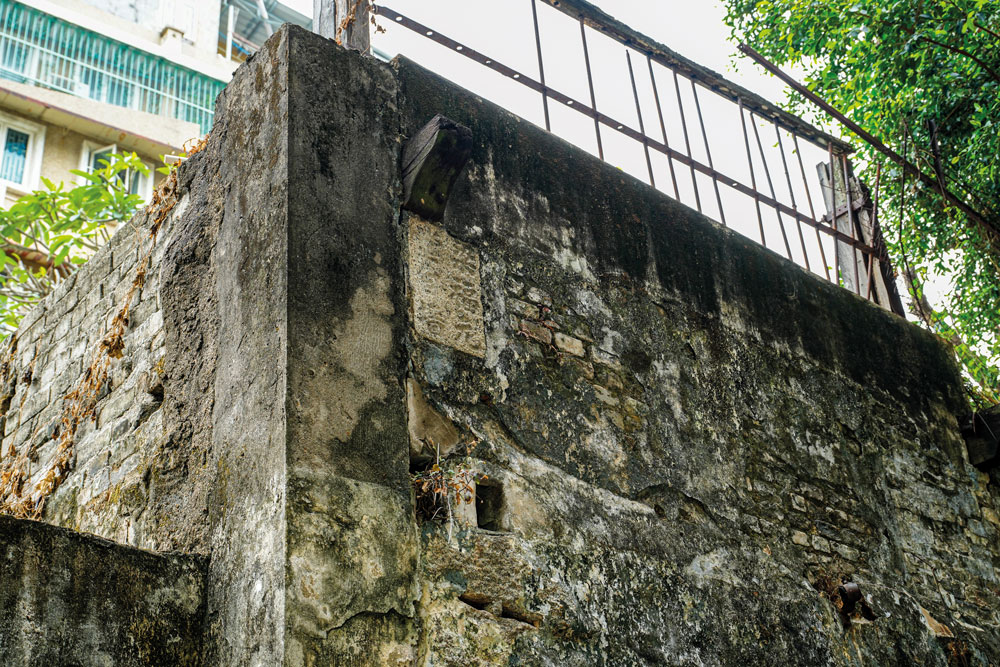 The stone reveals that the former joss stick company Leung Wing Hing paid for the wall