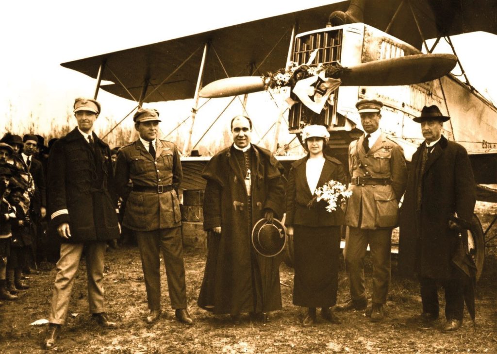 One last photo in the early hours of 7 April 1924 before they set off from Milfontes, Portugal