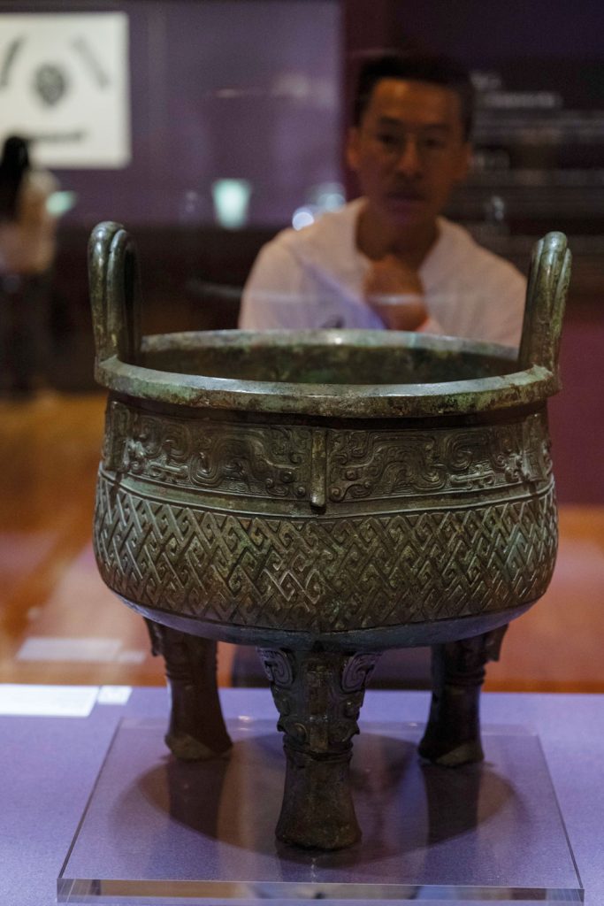 Bronze ding (ritual food container) with thunder pattern (c. 1046–977 BCE)