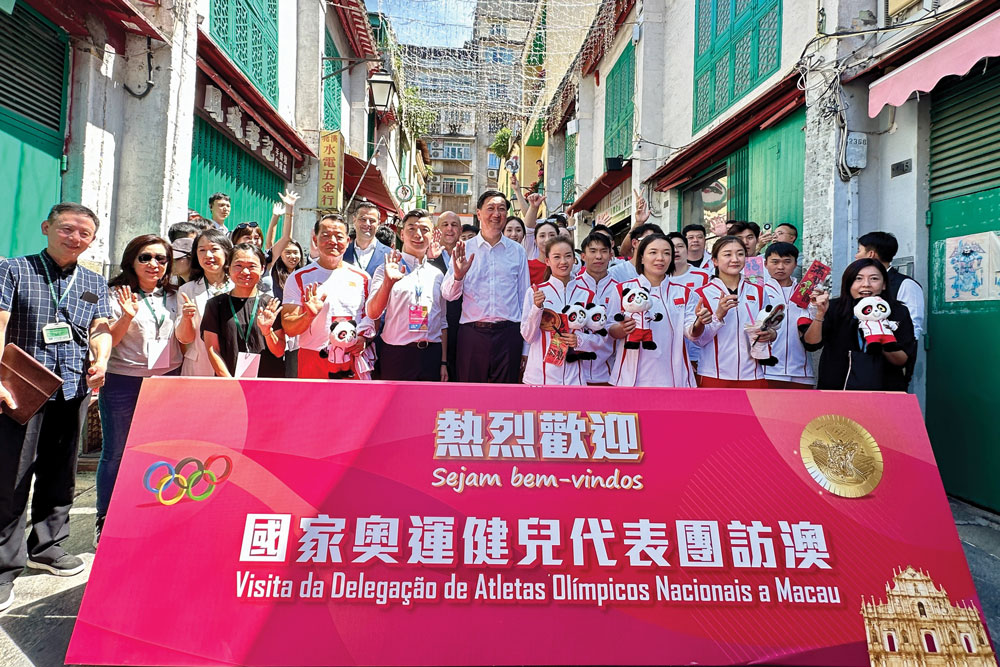 The delegation of Chinese Olympians visited several spots in the city, including Rua da Felicidade, during their stay