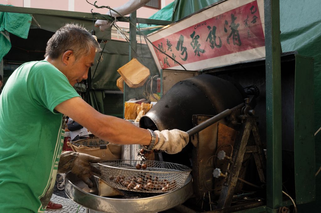 Chao’s stall is located in Avenida de Almeida Ribeiro, right where his father started roasting chestnuts around 80 years ago