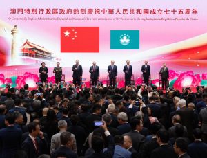 Chief Executive Ho Iat Seng with senior officials from the Central Government and his own administration toast the prosperity and future of the country during the commemorative reception for the 75th anniversary of the establishment of the People’s Republic of China