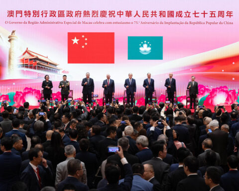 Chief Executive Ho Iat Seng with senior officials from the Central Government and his own administration toast the prosperity and future of the country during the commemorative reception for the 75th anniversary of the establishment of the People’s Republic of China