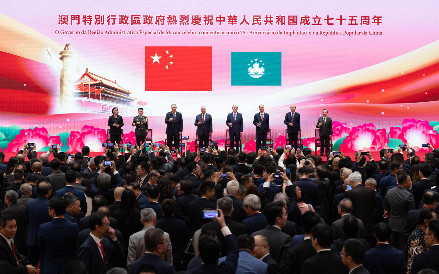 Chief Executive Ho Iat Seng with senior officials from the Central Government and his own administration toast the prosperity and future of the country during the commemorative reception for the 75th anniversary of the establishment of the People’s Republic of China