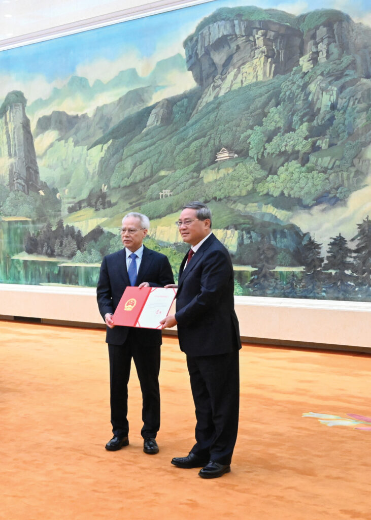 Premier Li Qiang (right) presented Sam Hou Fai with the State Council decree of appointment