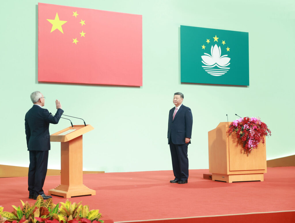 President Xi (right) personally administered the oath of office for Sam Hou Fai, Macao’s sixth-term chief executive