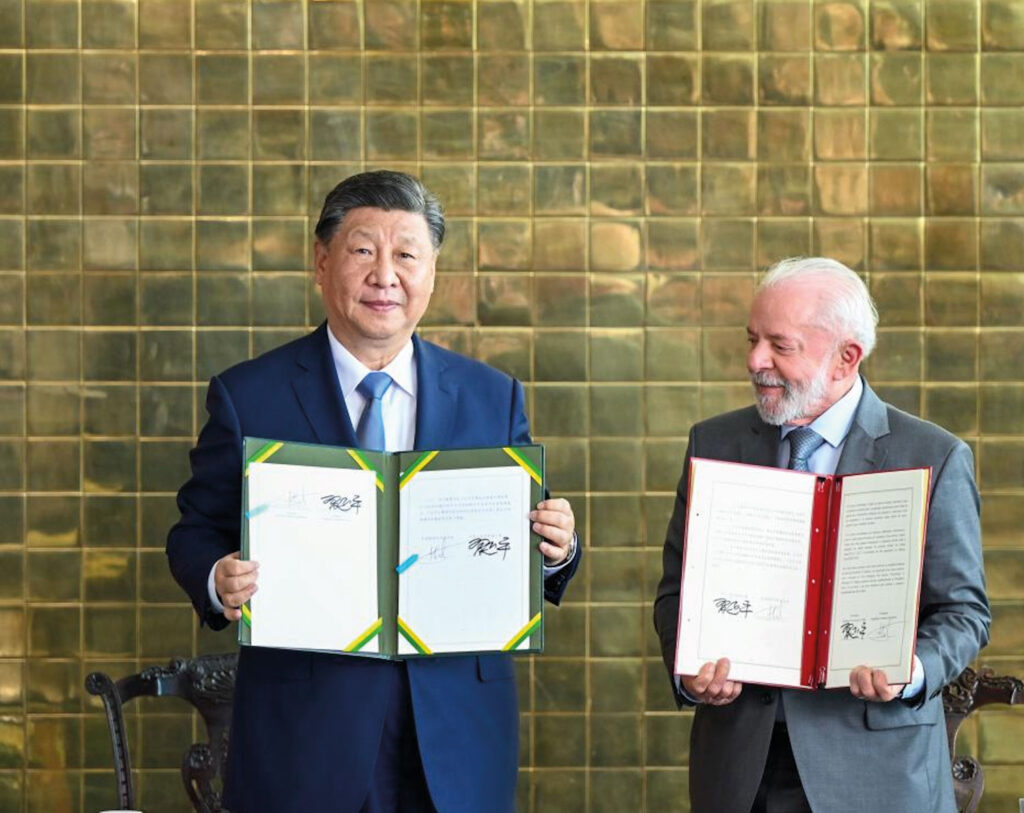 Presidents Xi and Lula with the protocols signed by their governments that reinforce bilateral cooperation and increase trade between the two countries