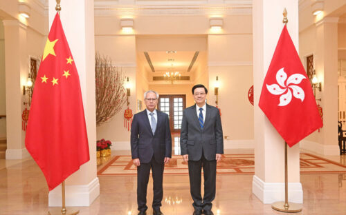 Macao Chief Executive Sam Hou Fai (left) travelled to the neighbouring SAR for his first official trip since taking office Macao Chief Executive Sam Hou Fai (left) travelled to the neighbouring SAR for his first official trip since taking office