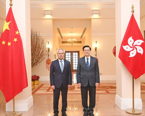 Macao Chief Executive Sam Hou Fai (left) travelled to the neighbouring SAR for his first official trip since taking office