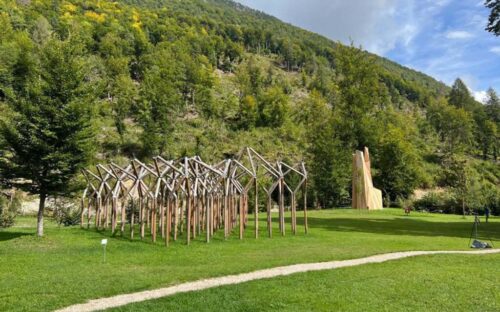 Jutting out of the canopy, the sculpture recalls the trunk of an old giant, stripped of limbs and bark Jutting out of the canopy, the sculpture recalls the trunk of an old giant, stripped of limbs and bark