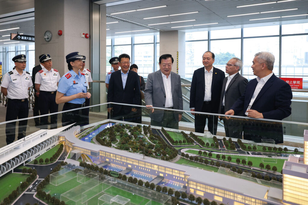 In the norther district of Mong Ha, Xia Baolong stopped in at the Qingmao checkpoint and the Macao University of Tourism