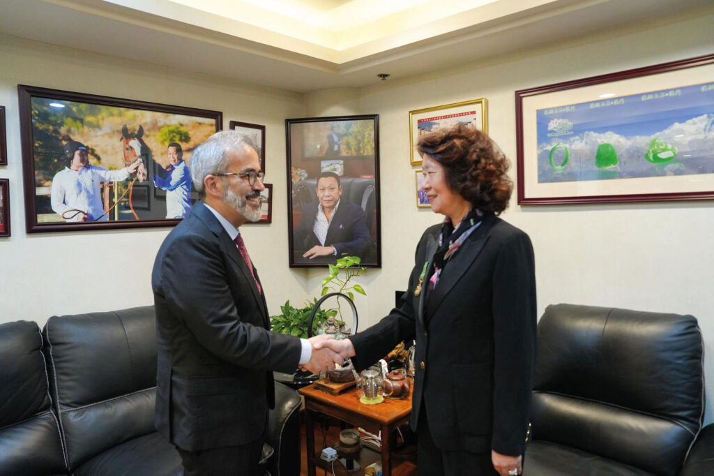 Portugal's Minister of State and Foreign Affairs Paulo Rangel (left) met with Lao Chao Peng while in Macao, recognising the influential role of her late husband and Quinta de Marmeleira