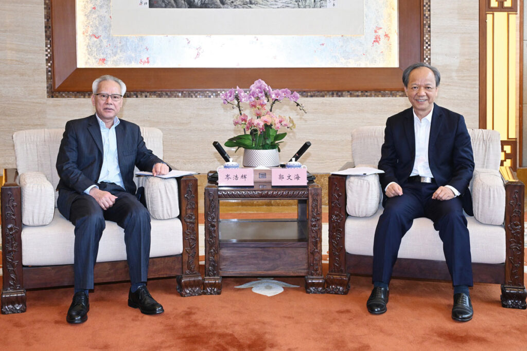 Macao Chief Executive Sam Hou Fai (left) and top Zhongshan official Guo Wenhai (right) Macao Chief Executive Sam Hou Fai (left) and top Zhongshan official Guo Wenhai, pictured together in Zhongshan, are committed to furthering collaboration efforts between their respective cities
