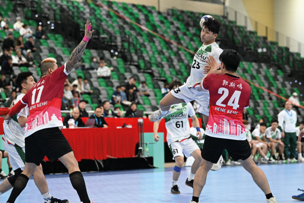 Leong aims for goal at a test match against Hong Kong’s handball team for the 15th National Games