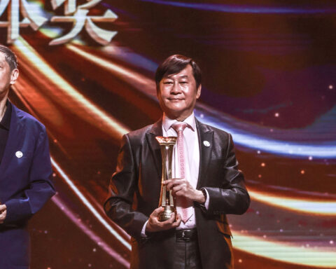 Lawrence Lei I Leong flew to Shanghai to receive his award, which he sees as a joint achievement for himself, the play’s cast and the Hiu Kok Drama Association