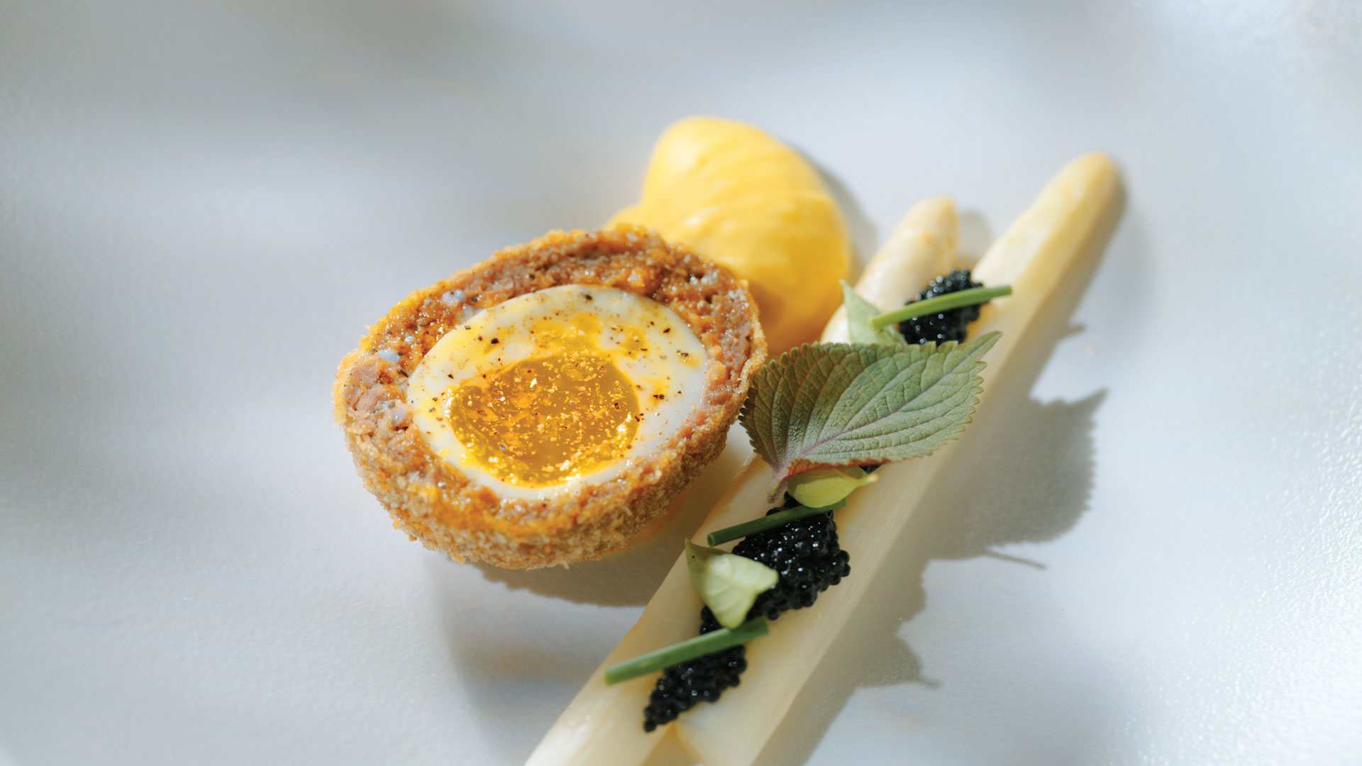 Macao’s diverse dining scene caters to all tastes and budgets: it’s home to some of Asia’s fanciest restaurants, as well as delicious streetfood