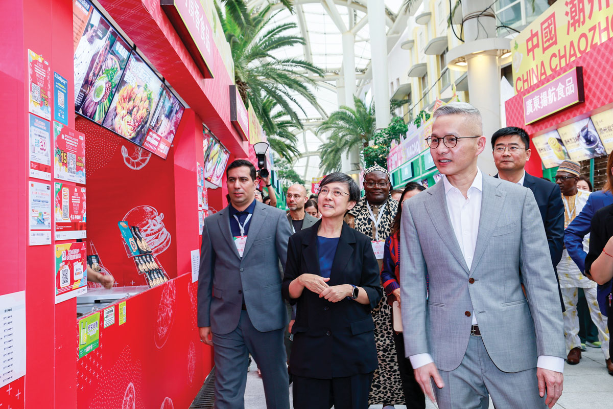 Secretary for Economy and Finance Tai Kin Ip (right) and MGTO director Senna Fernandes (middle) perusing what’s on offer at Macao’s International Cities of Gastronomy Fest