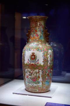 A ‘guangcai’ vase from the late 19th century which is decorated with figures, flowers, birds and the Portuguese insignia. There are Chinese and Portuguese influences at play here.