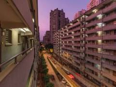 Macao peninsula’s Avenida de Horta e Costa was captured during an unusually calm moment by Hong Keng Sio, who came third in the competition’s Macau Open category. The pinkish hue of the sky at dusk appears reflected on the facade of these apartment blocks’ balconies