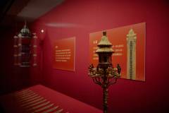 The tradition of hanging lanterns during the new year first appeared in the court during the Qianlong reign (1736-1795)