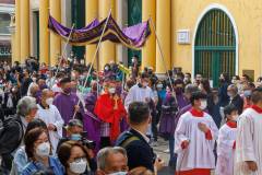 Bishop Stephen Lee Bun sang leads the procession, carrying with him a relic of the True Cross - Photo by João Monteiro