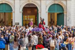 One half of the procession complete, the statue of Jesus Christ leaves the Sé Cathedral for St Augustine's Church - Photo by João Monteiro